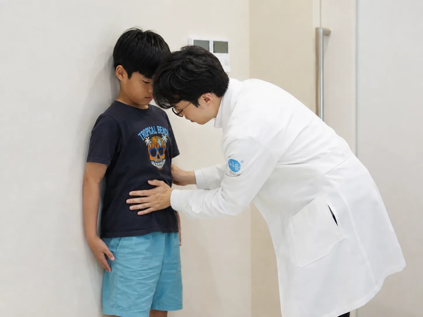 아이의 상태를 부모에게 설명하는 노충구 원장
